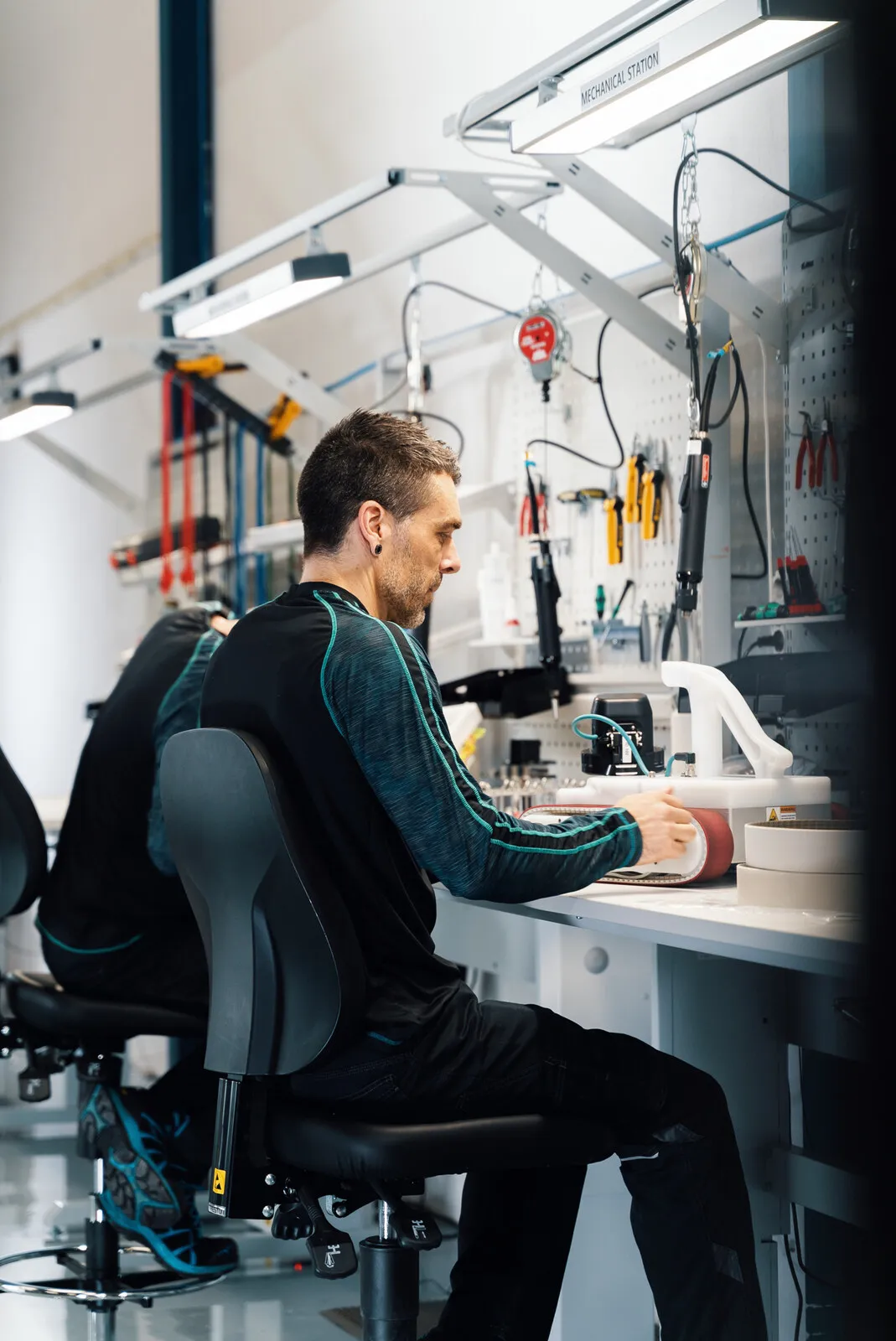 Een engineer bouwt een unit op aan de elektronicabank