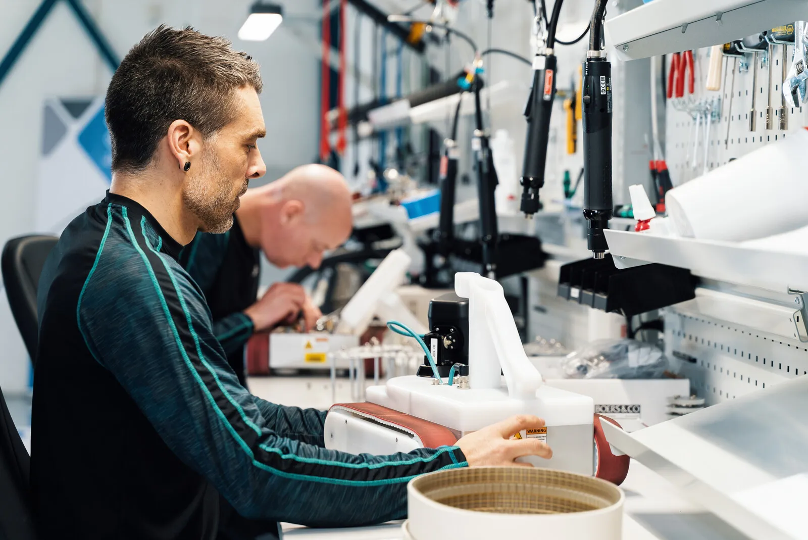 Twee engineers werken samen aan een unit aan de bank