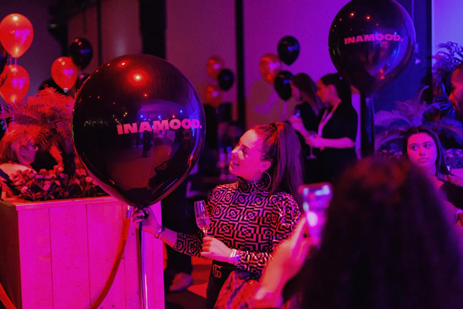 Een gast met een INAMOOD-ballon tijdens de lancering