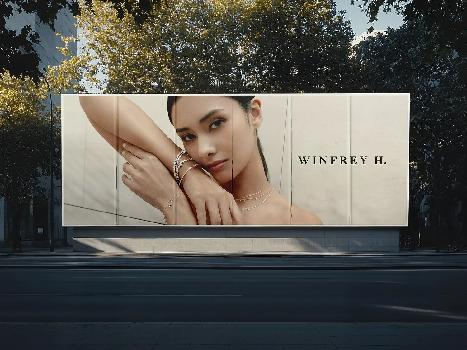 Een billboard langs de weg met een campagnebeeld en het woordmerk van Winfrey H.