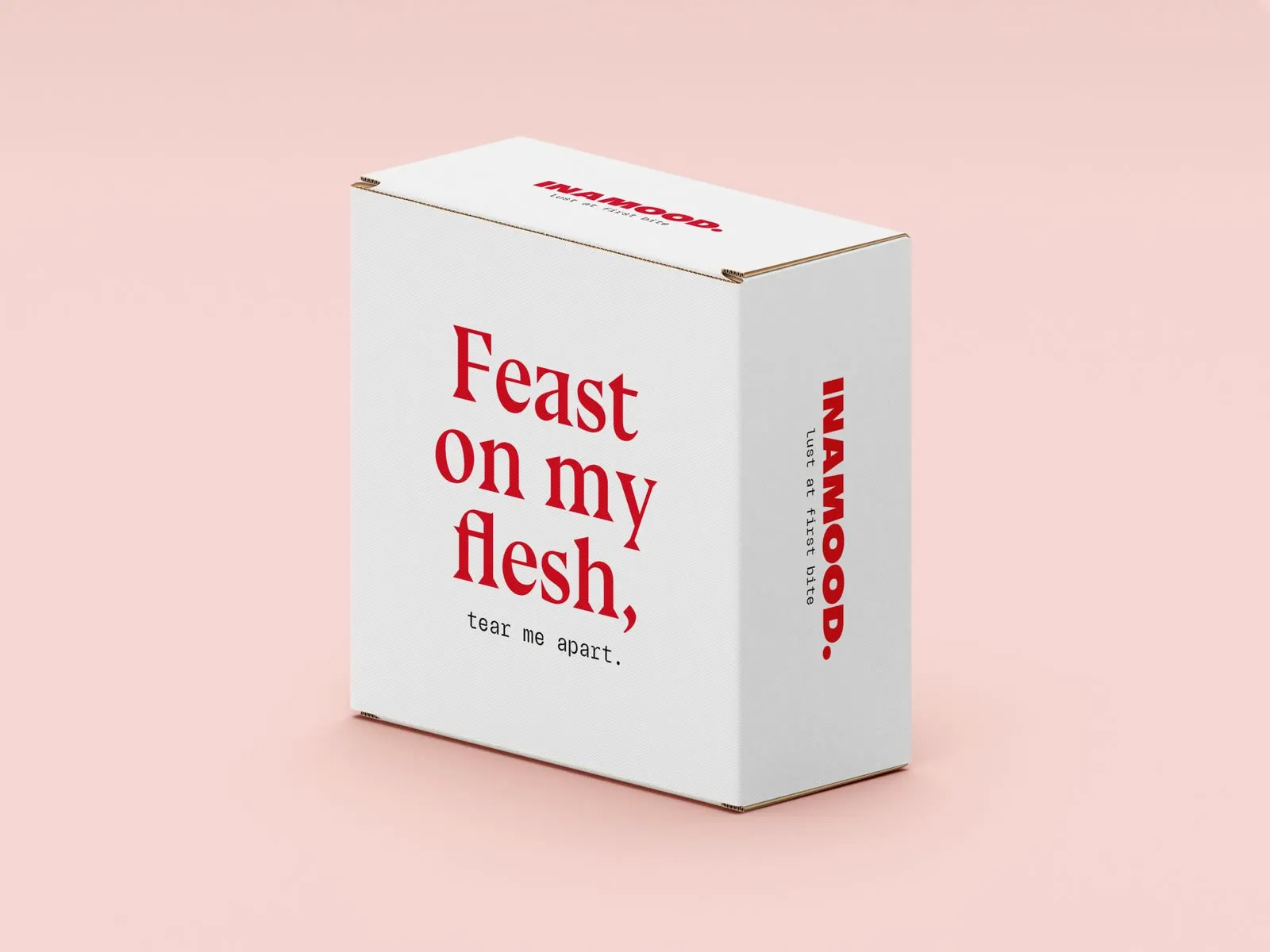 Verzenddoos bedrukt met 'Feast on my flesh, tear me apart.'
