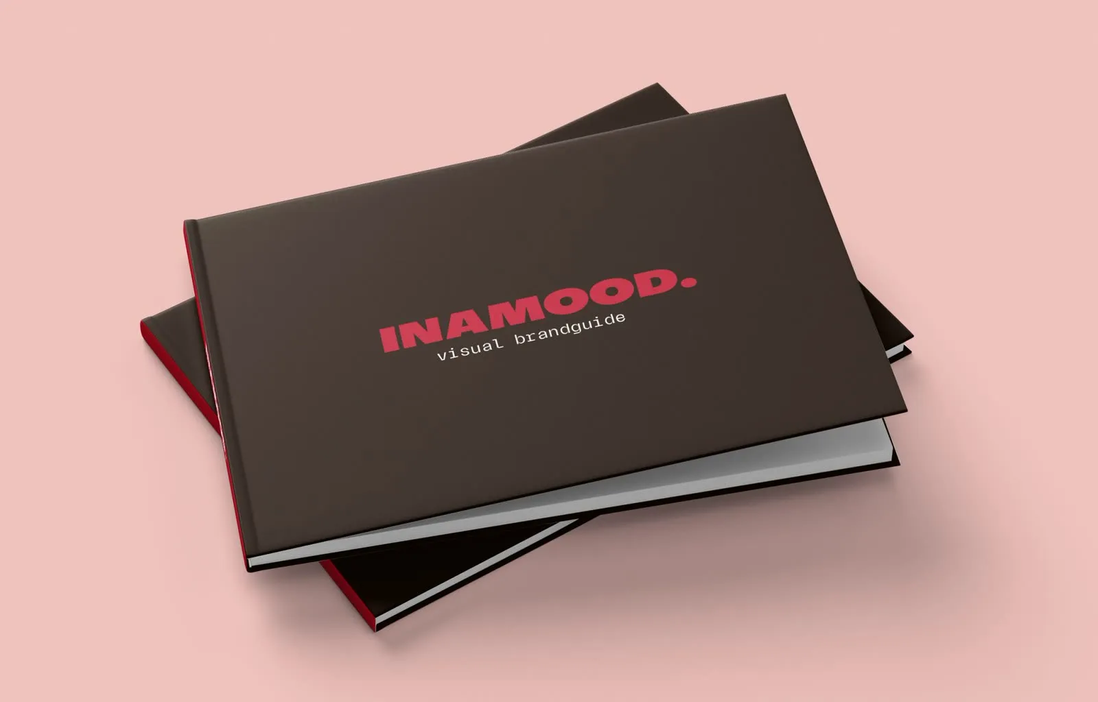Twee exemplaren van de visuele brandguide van INAMOOD op elkaar