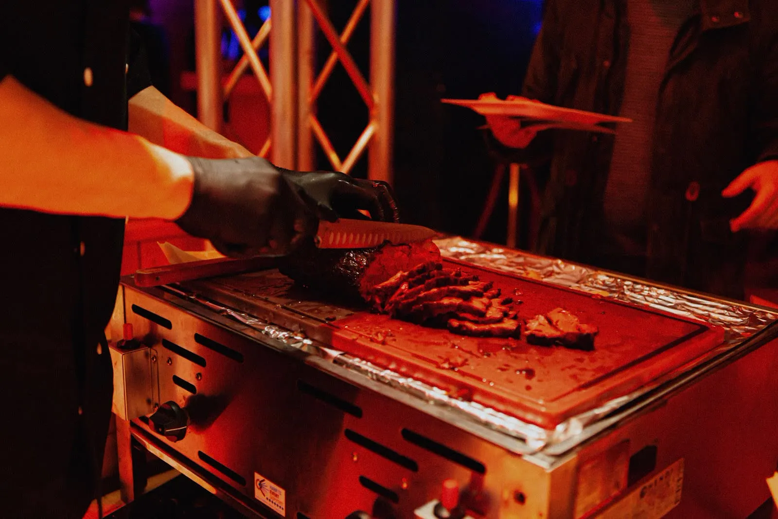 Rundvlees dat wordt aangesneden op de grill tijdens het lanceerevent
