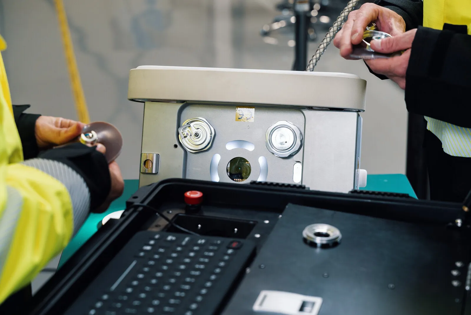 De bedieningskoffer open, scherm en toetsenbord klaar