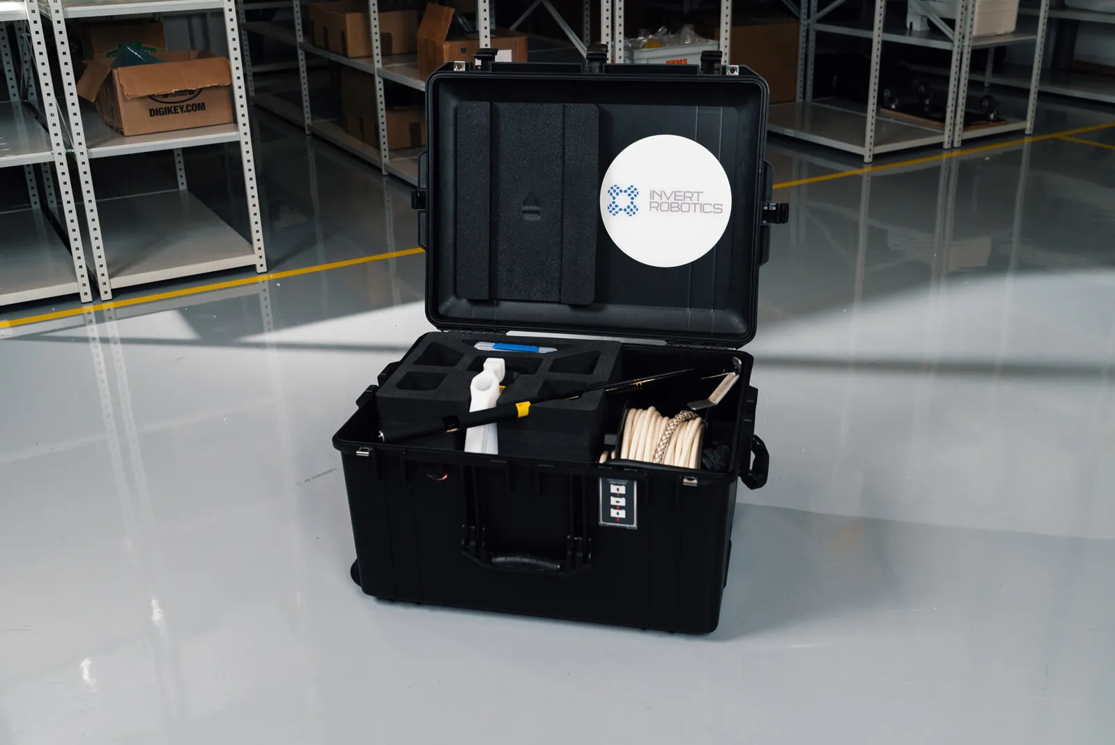 De gesloten flightcase in het magazijn