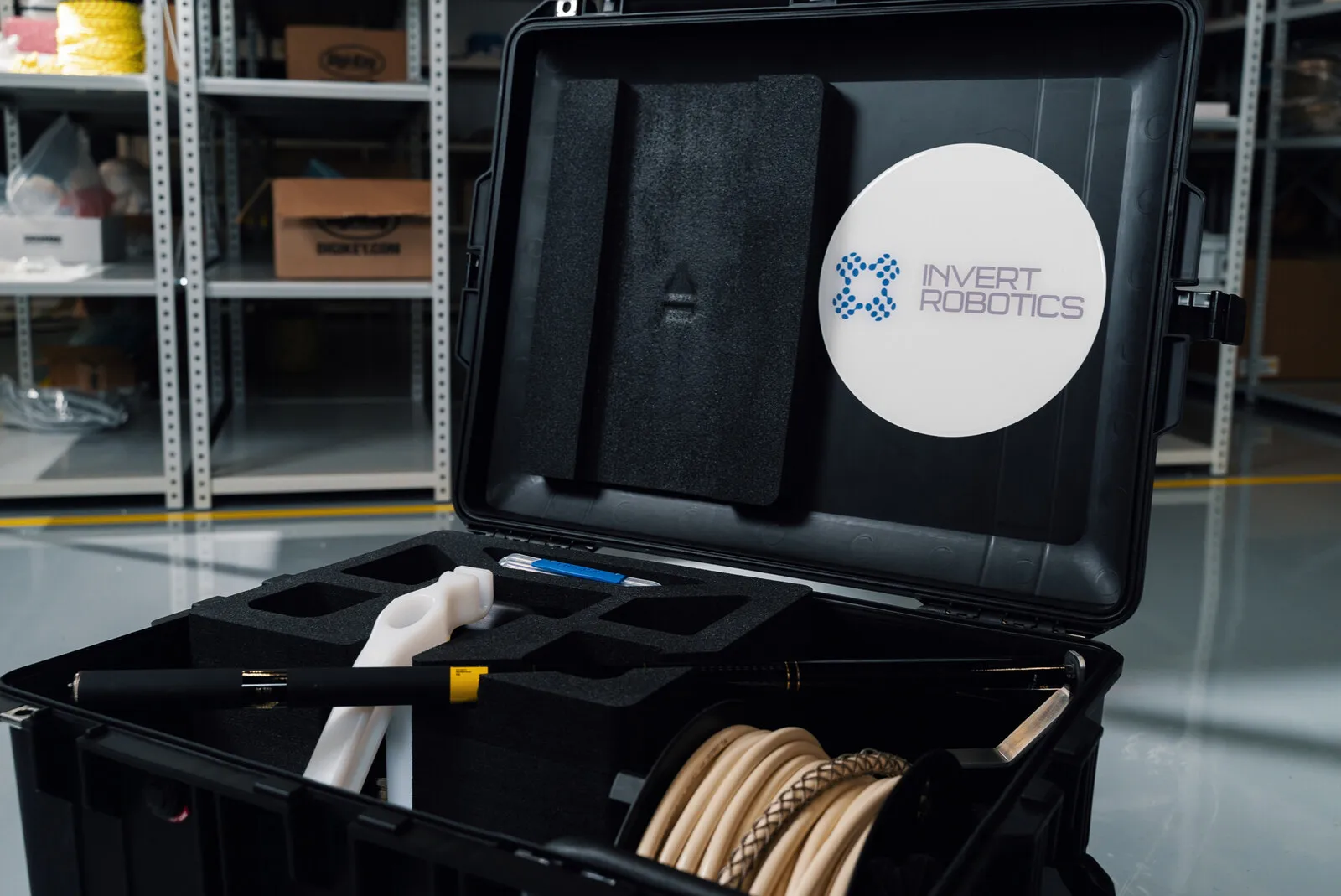 De flightcase open in de hal, het systeem erin gepakt
