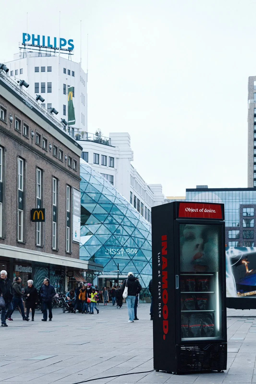 De INAMOOD-vriezer op het plein, met het Philips-gebouw erachter