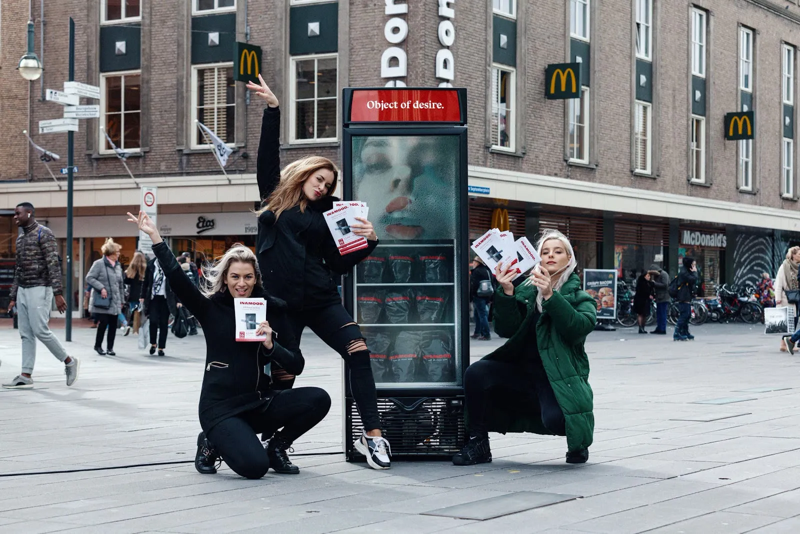 Het promotieteam bij de vriesunit voor de McDonald's in Eindhoven
