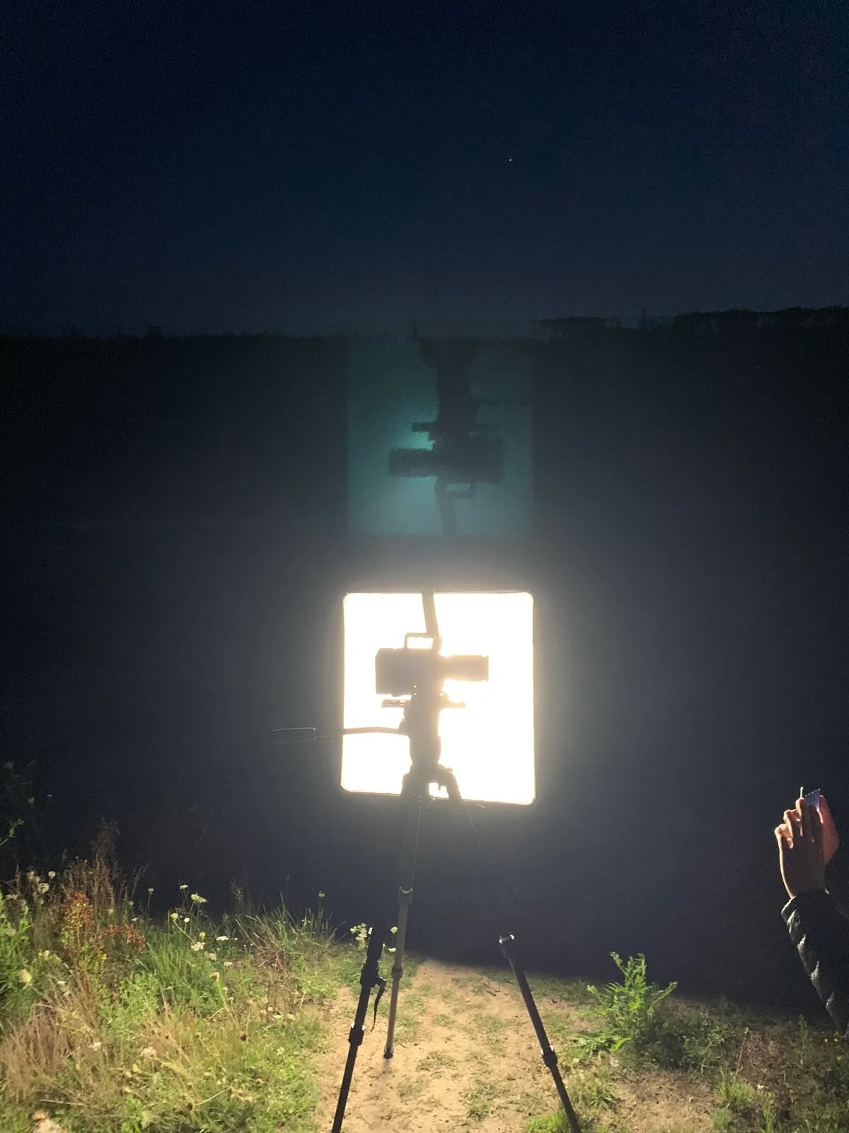 Het verlichte paneel alleen op een pad door hoog gras bij nacht