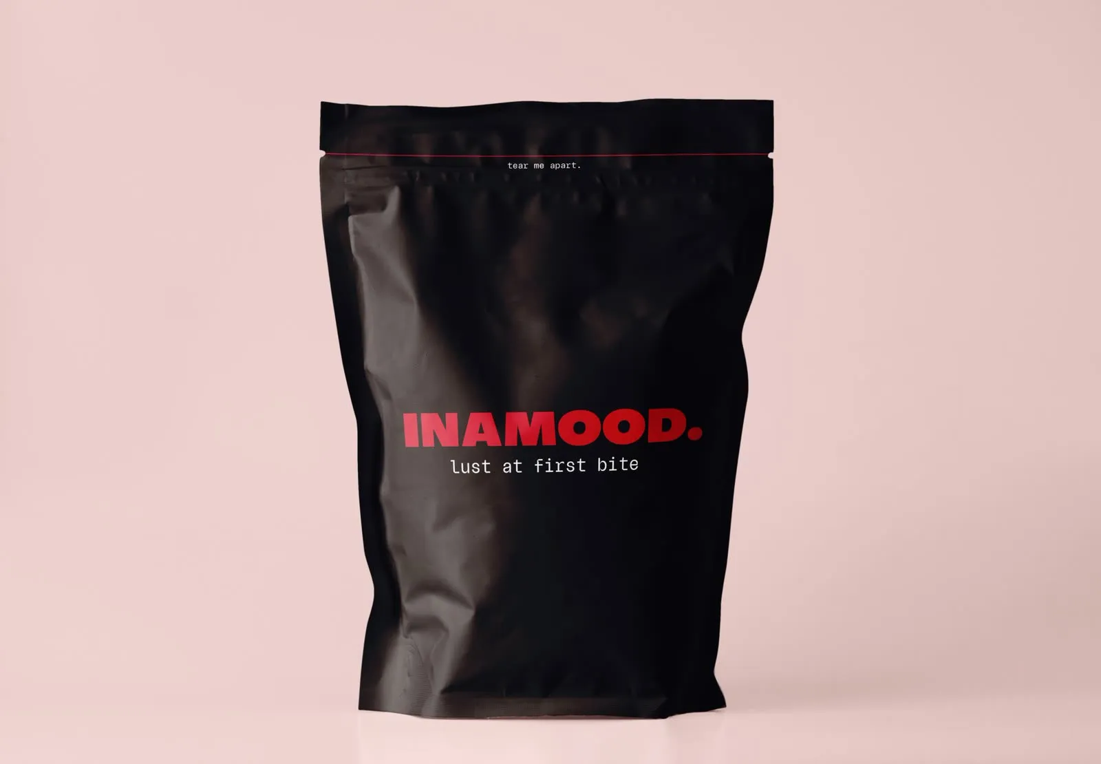 De zwarte INAMOOD-pouch op een blush achtergrond