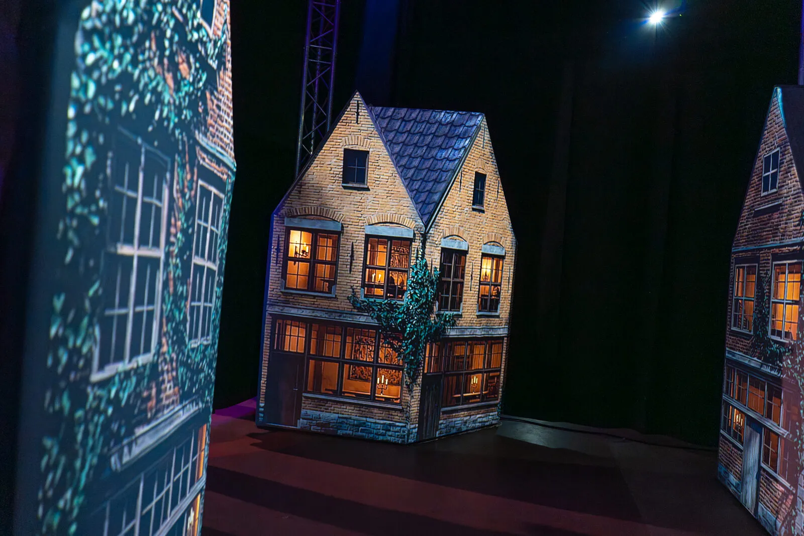 Projection mapping op modelgrachtenpanden, ramen en metselwerk opgelicht door de beamer