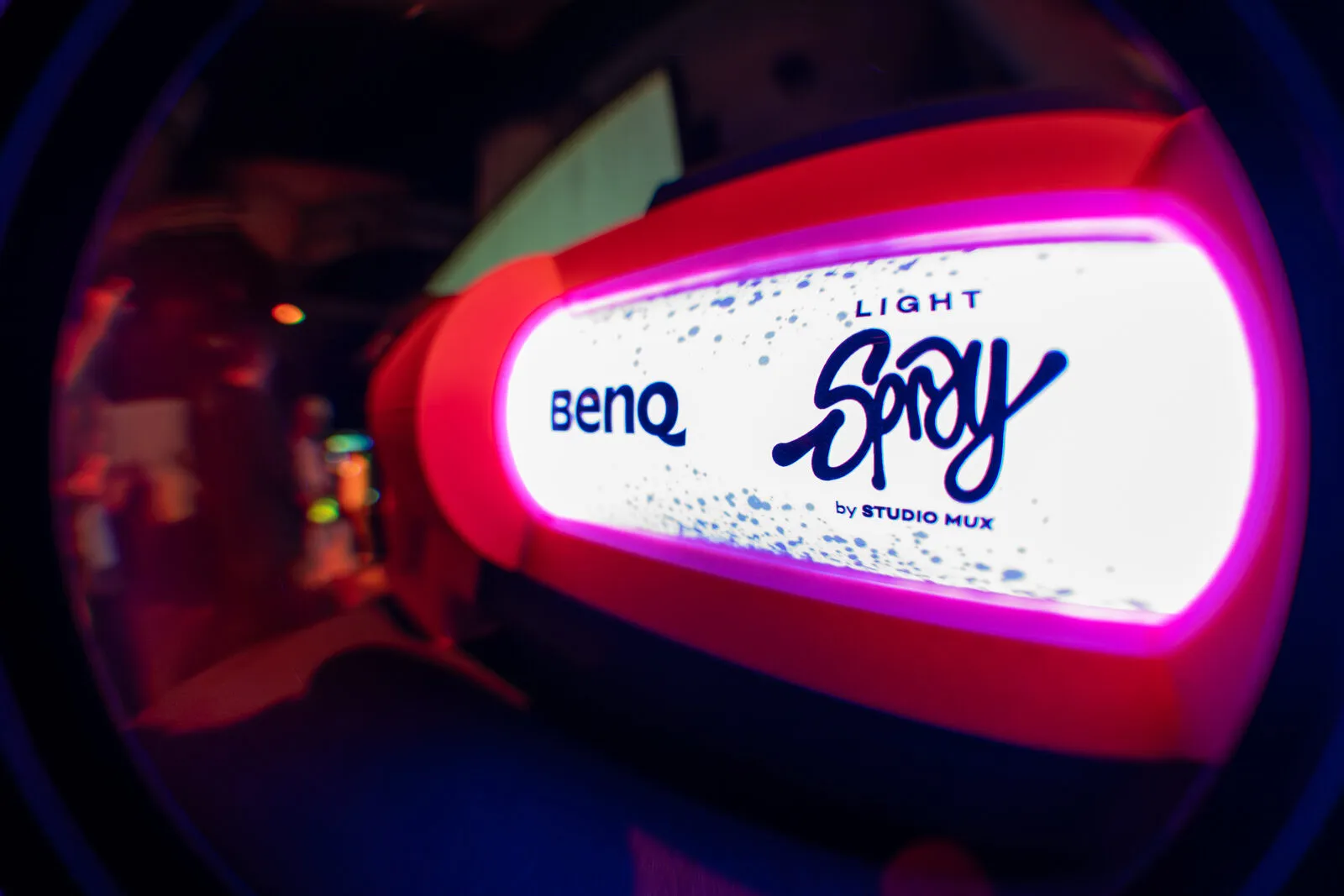 De BenQ Light Spray-bus van Studio MUX, roze uitgelicht in de donkere hal