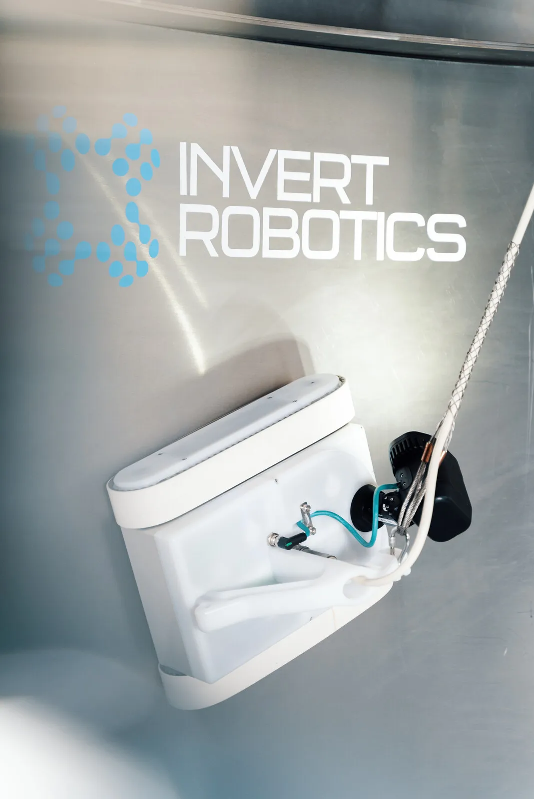 De crawler van Invert Robotics houdt zichzelf aan zijn kabel tegen een steile stalen wand