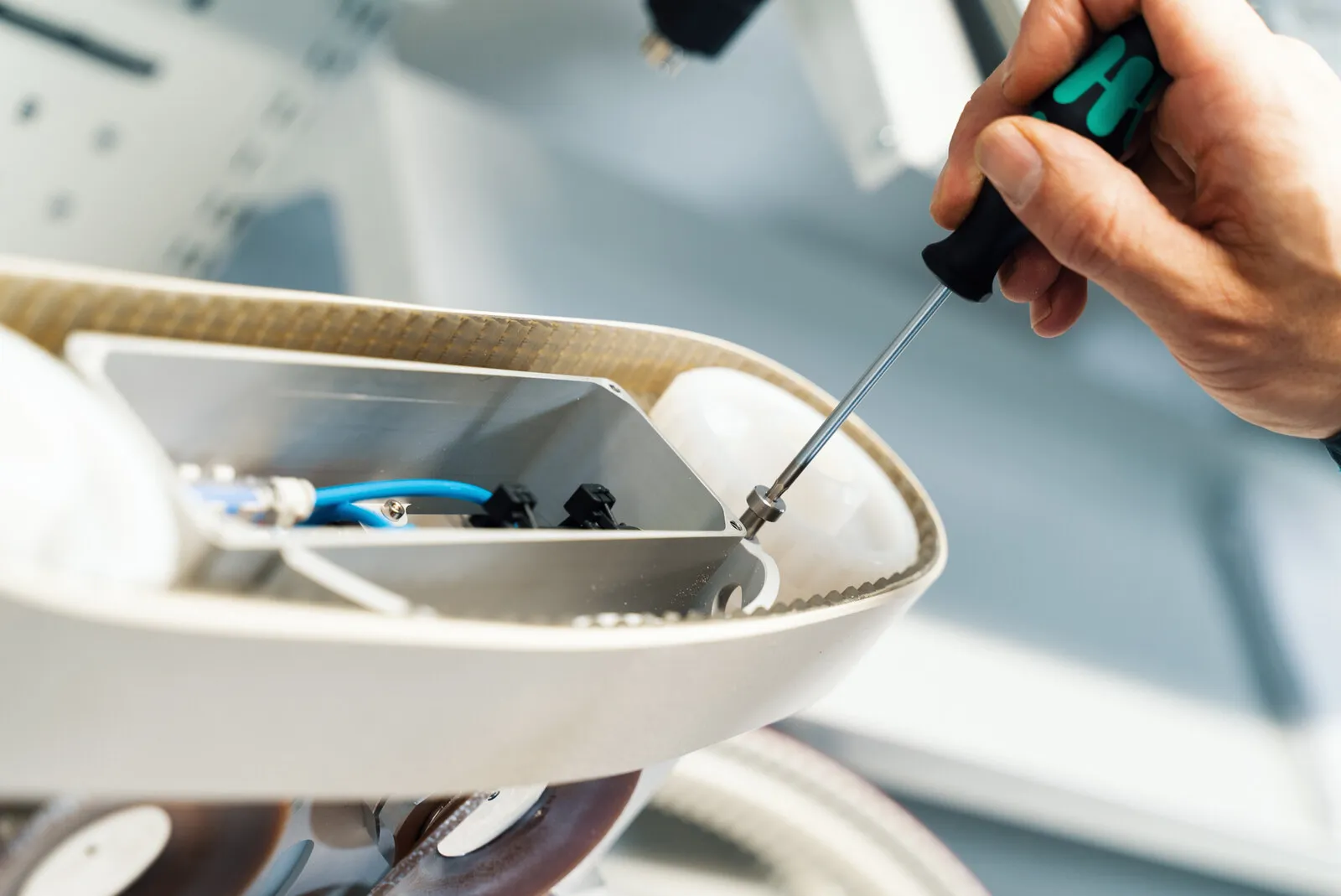 Een schroevendraaier gaat tijdens de assemblage in de behuizing