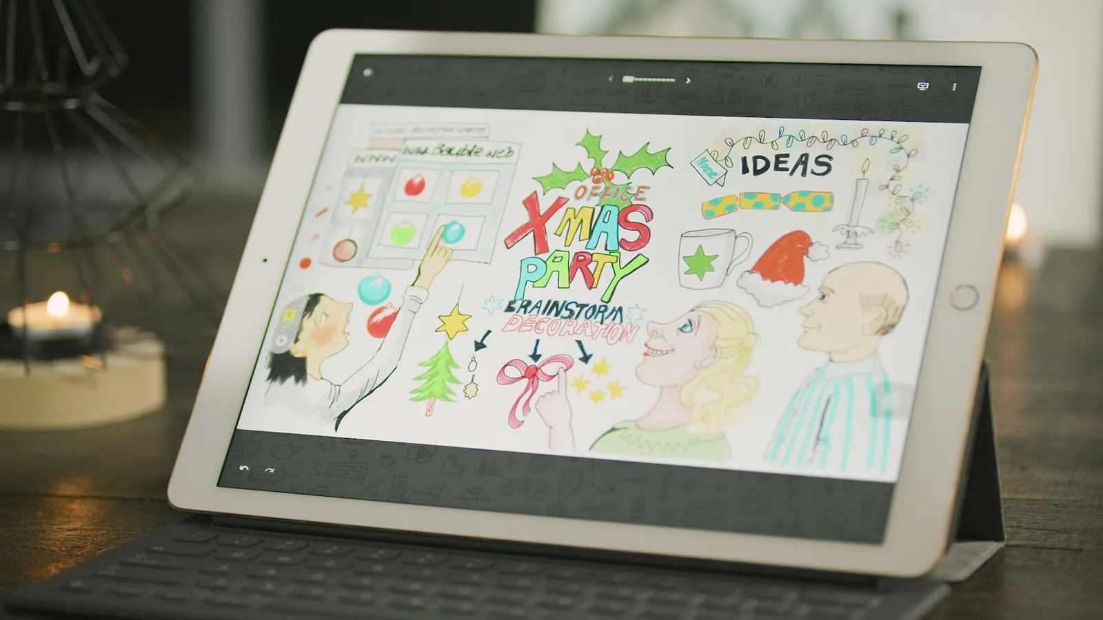 Dezelfde tekening voortgezet op een tablet op tafel