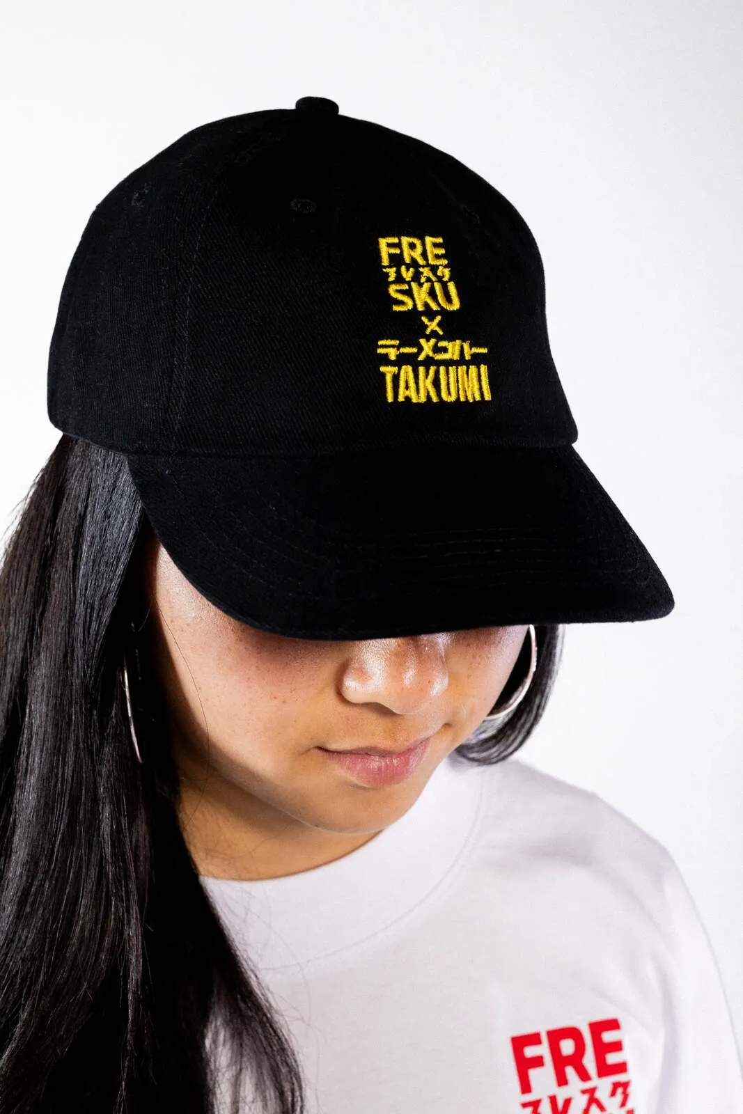 De Fresku x Takumi pet met zes panelen, geborduurd aan de voorkant