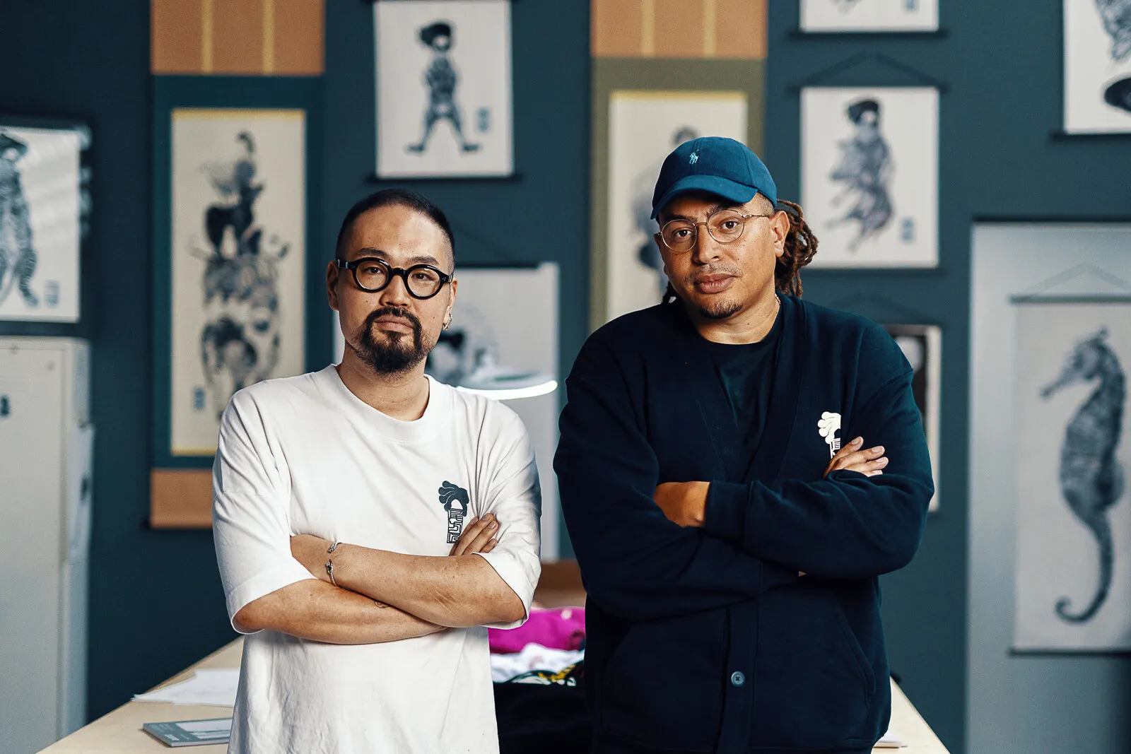 Takumi Ogata en Fresku samen in de studio, met prints aan de wand achter hen