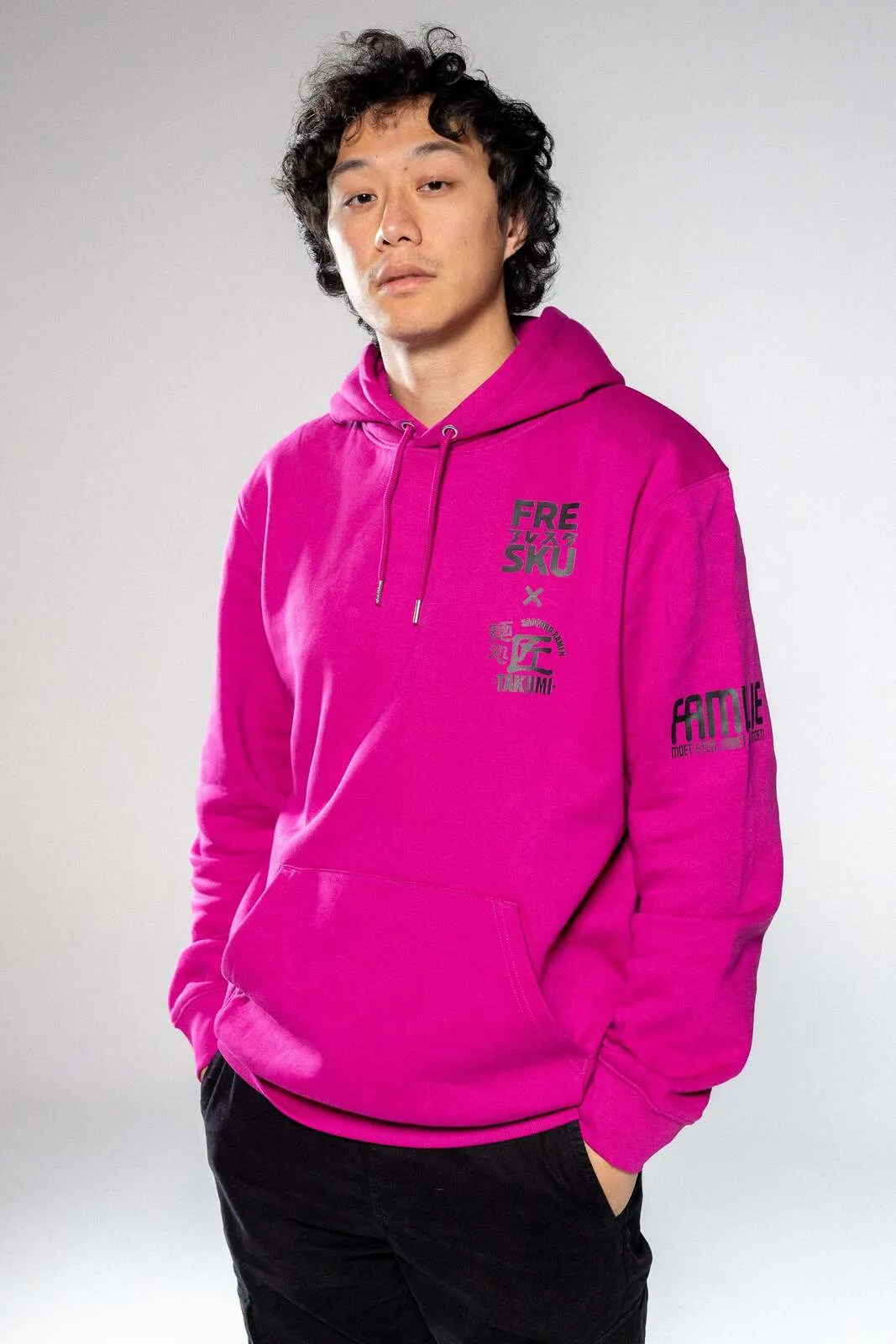 De roze Fresku x Takumi hoodie uit de tweede drop