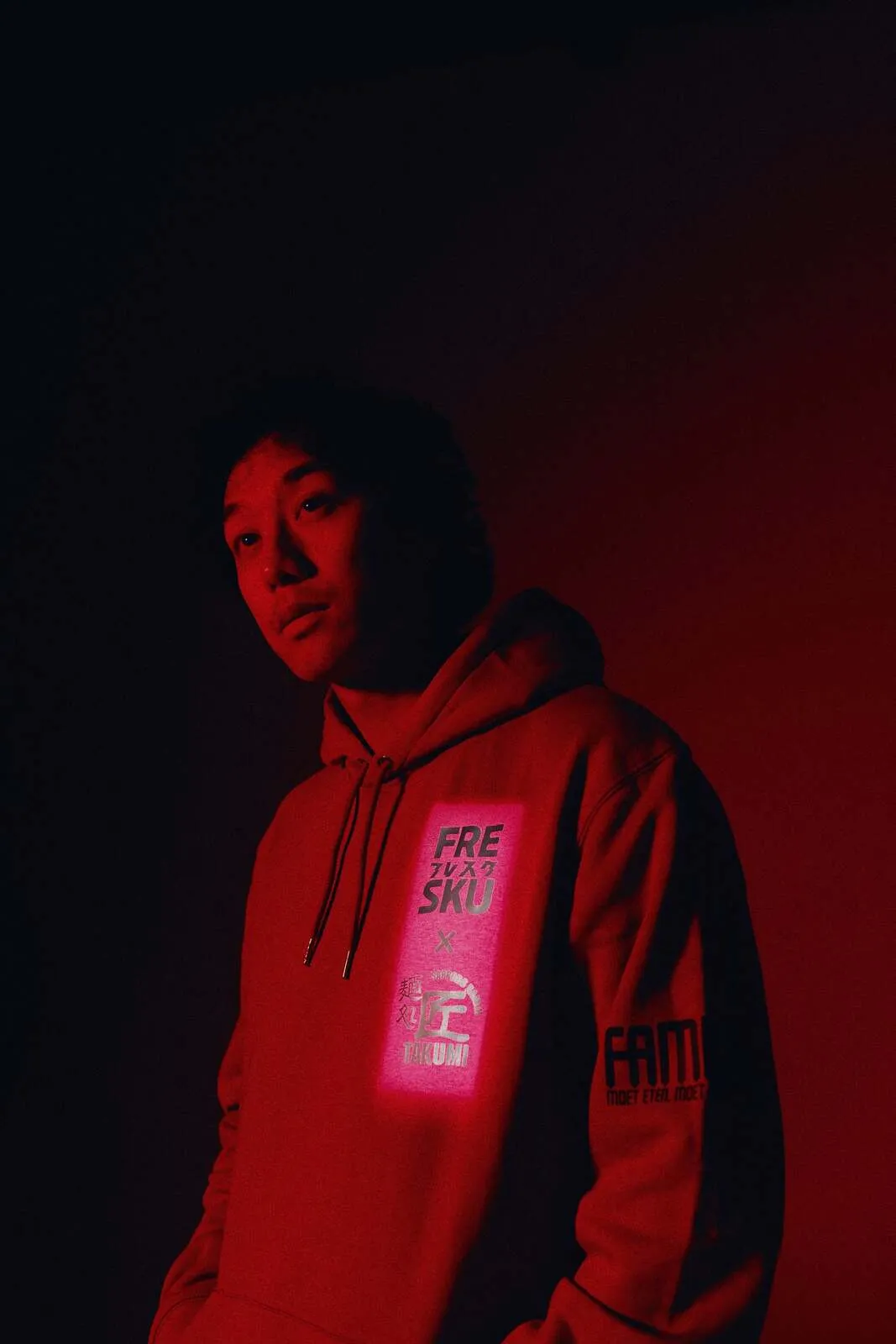 De roze Fresku x Takumi hoodie uit de tweede drop