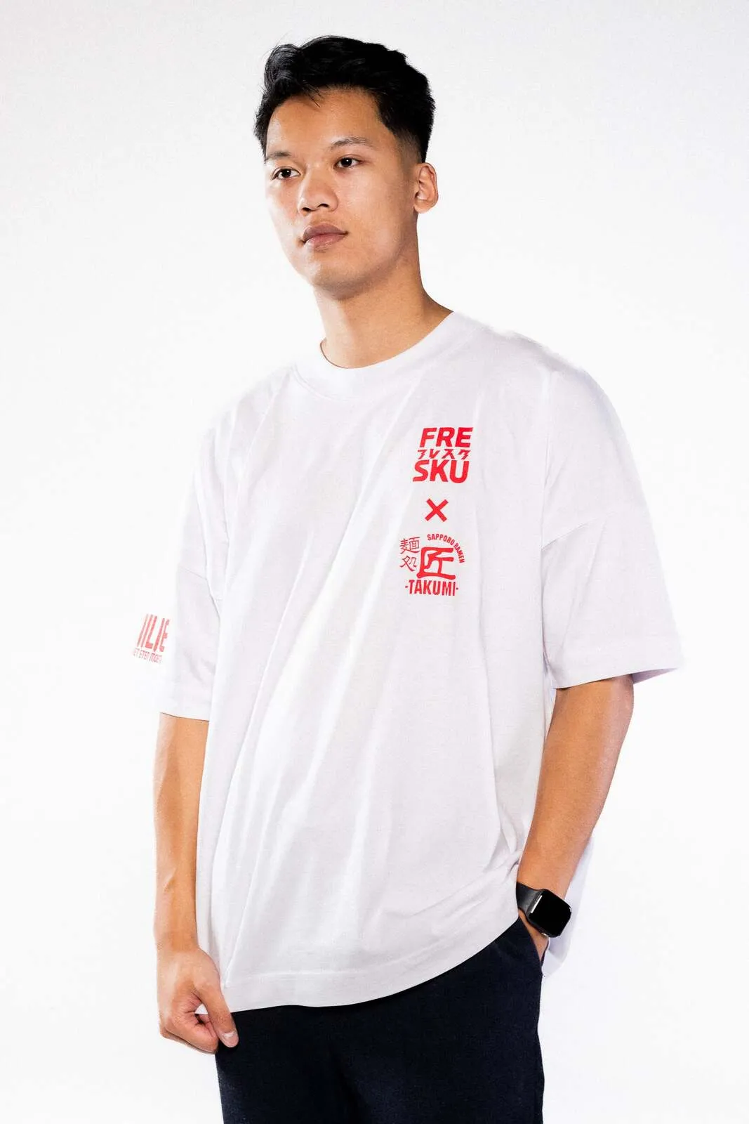 Het witte Fresku x Takumi shirt op biologisch katoen