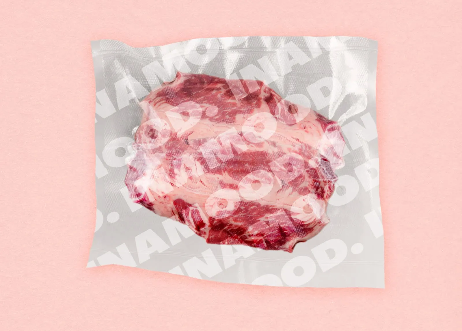 Een steak in een vacuümverpakking met logo