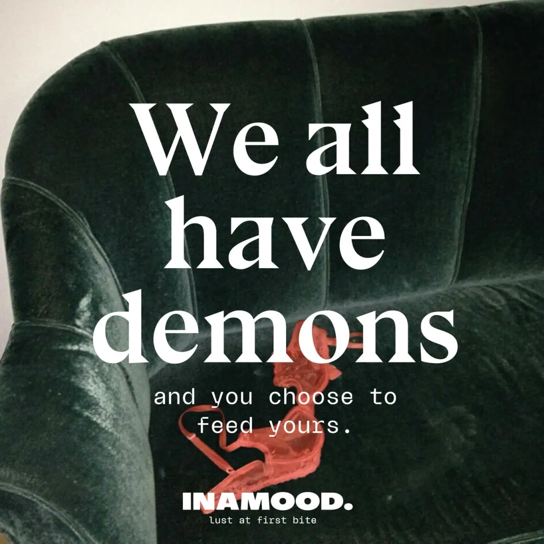 Campagnebeeld: 'We all have demons and you choose to feed yours' op een groene fluwelen bank