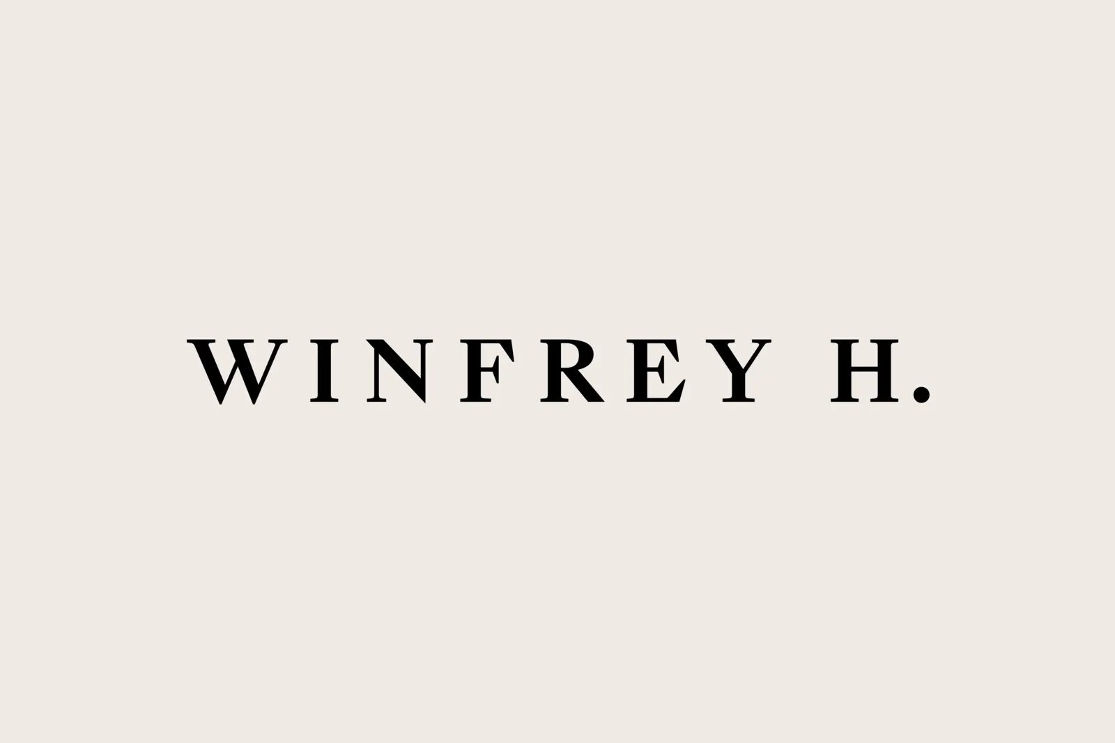 Het woordmerk van Winfrey H., een gespatieerde schreef met hoog contrast op warme steen